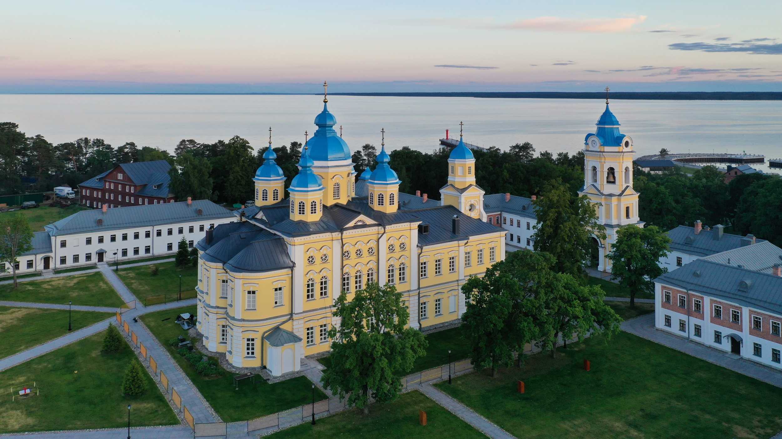 Ленинградская область открыта. Коневский Рождество-Богородичный монастырь Ладожское озеро. Коневский монастырь на острове Коневец. Коневский Рождество-Богородичный монастырь на острове Коневец. Приозерск остров Коневец. Коневский монастырь.